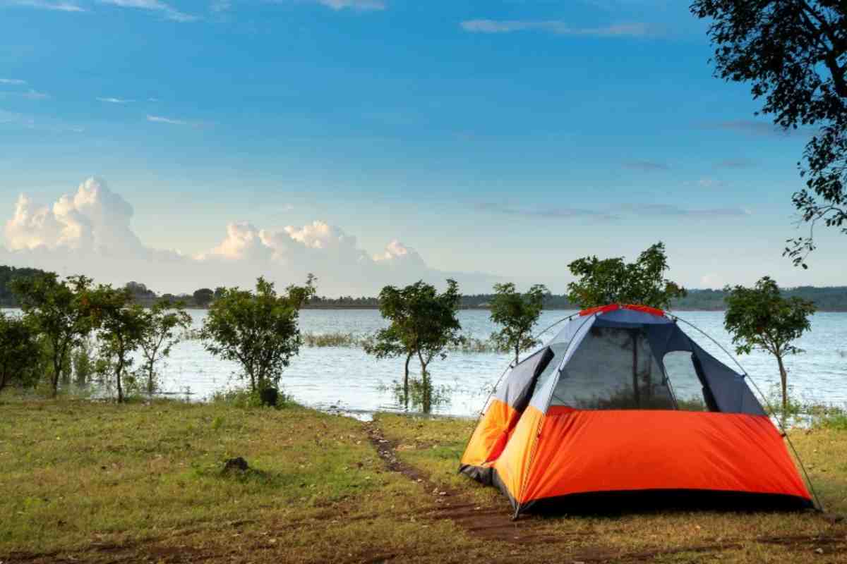 Tenda vicino ad uno specchio d'acqua